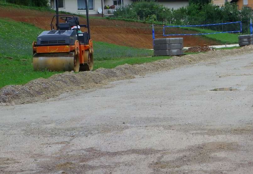 Do začetka šolskega leta bodo atletsko stezo uredili do podložnega asfalta, če bo šlo vse po načrtih