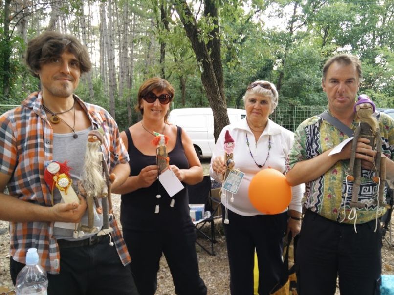 Na levi podpornika projekta, Vasja in Urška, z varovancema