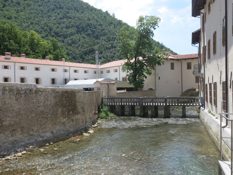 Stavbi povezuje most in dvorišče