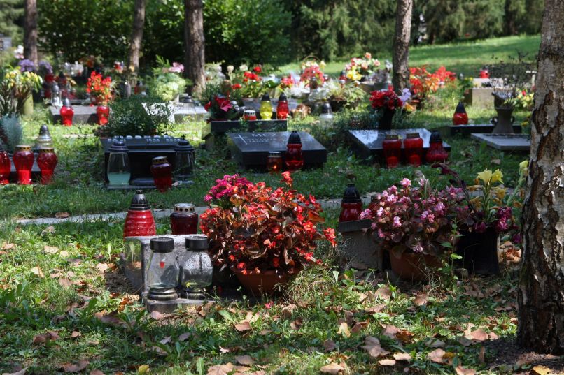 833 evrov po izračunu Računskega sodišča v povprečju stane osnovni pogreb v Sloveniji, kar je dobrih