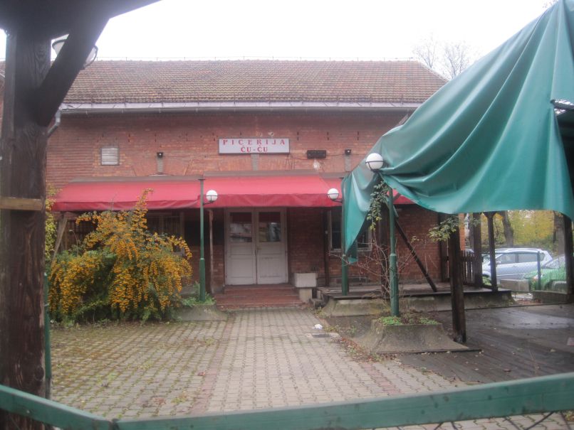 V romski gostilni vre 1