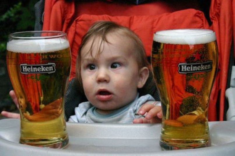 babica otrok dojenček alkohol pivo (3)