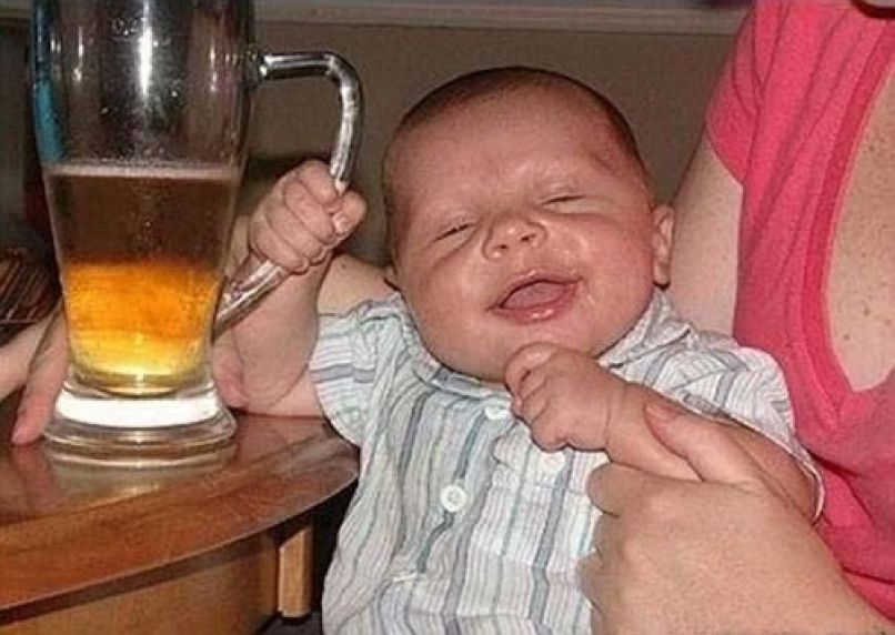 babica otrok dojenček alkohol pivo (2)