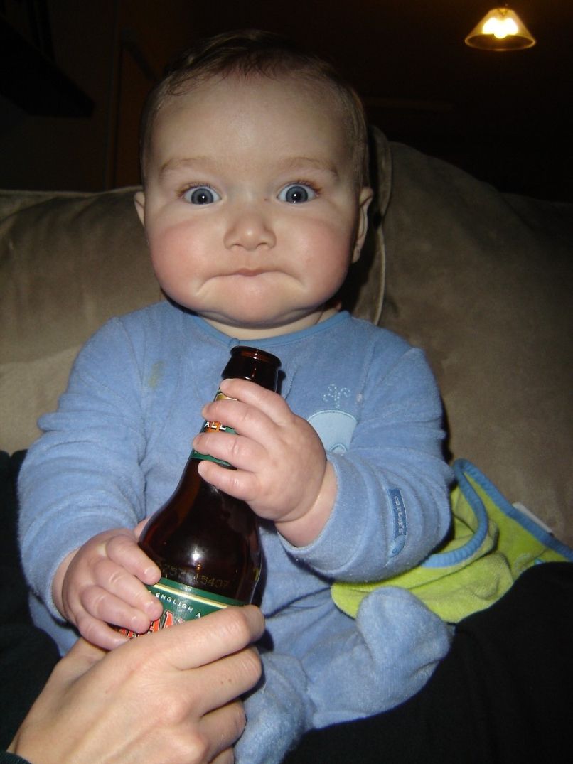babica otrok dojenček alkohol pivo (4)