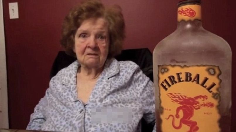 babica otrok dojenček alkohol pivo (1)
