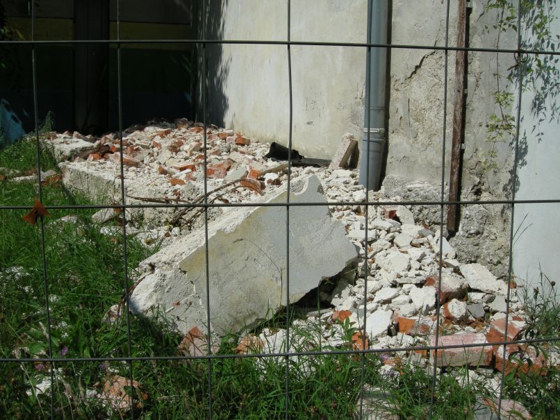 Rušenje in prenova še tečeta