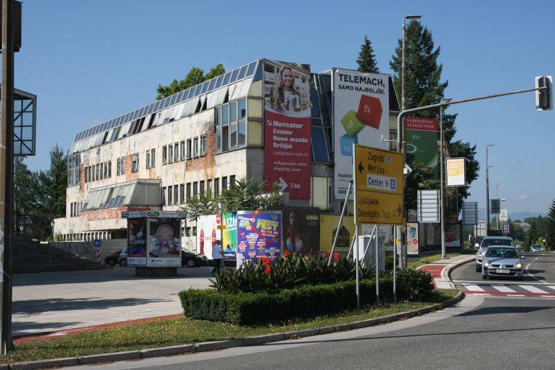 Stavbo na Novem trgu 6 z zemljišči je občina leta 2006 prodala družbi Elektroservisi za 800 milijono