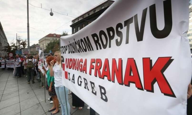 Protestniki pred Hrvaško narodno banko v Zagrebu-1