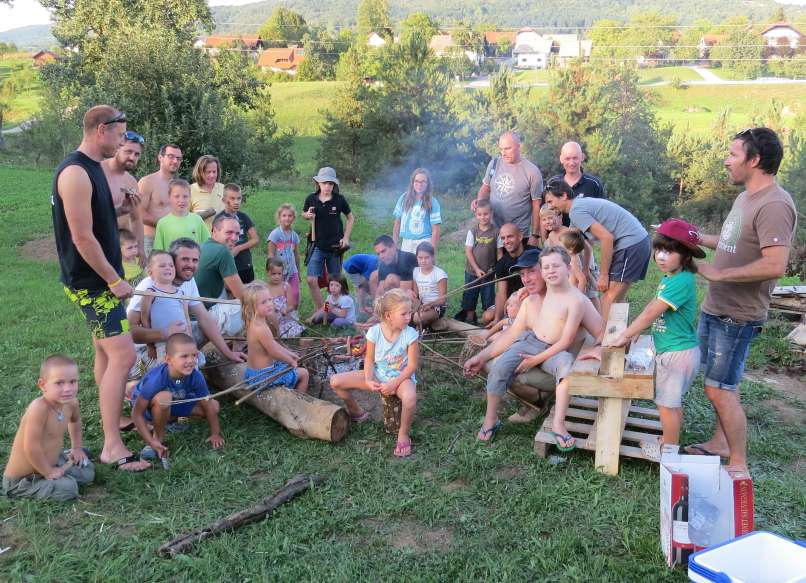 Očetje in otroci so si hrano pripravljali kar na ognju v naravi, marsikateri otrok je prvič poskusil