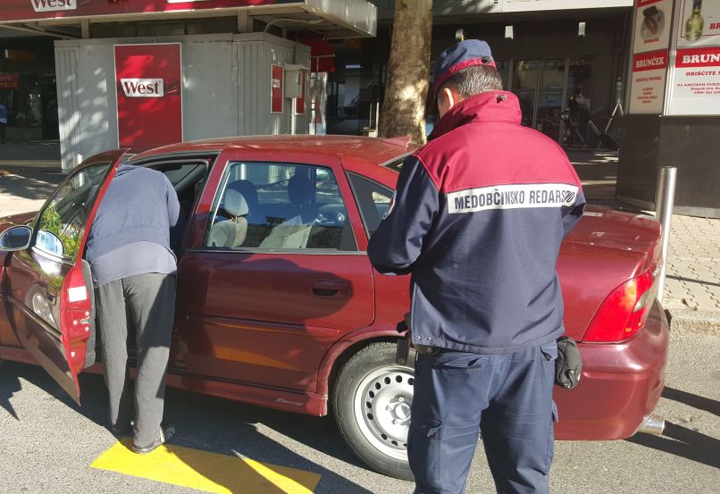 Pri ugotovljenem prekršku je voznik dolžan redarju pokazati vozniško in prometno dovoljenje