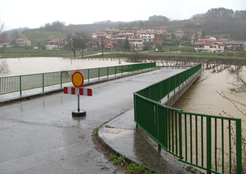 Ob poplavah so številne regionalne ceste popolnoma neprevozne