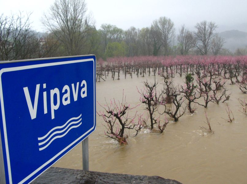 Reka Vipava ob deževju ne prizanaša