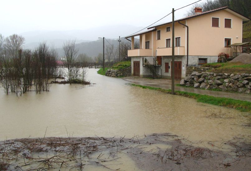 Mnogokrat so ogroženi tudi domovi in druga imetja