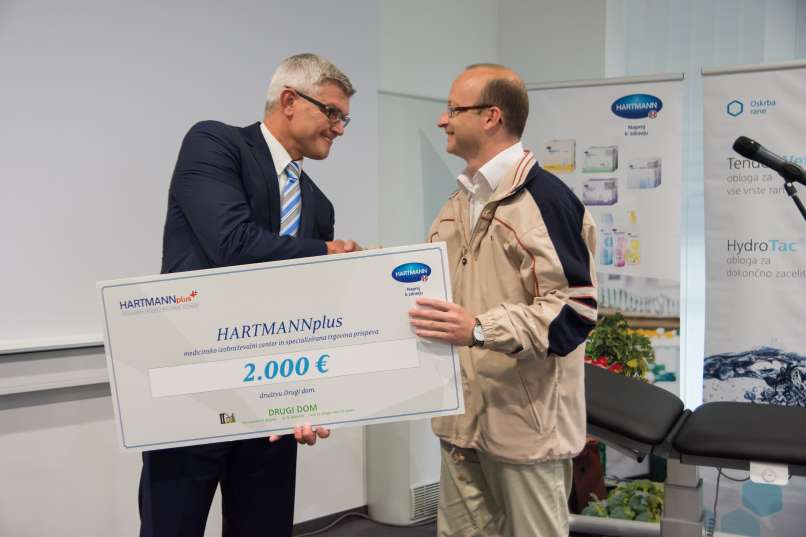 Direktor podjetja HARTMANN Adriatic Alfred Racek je podpredsedniku društva Drugi dom Bogdanu Knavsu