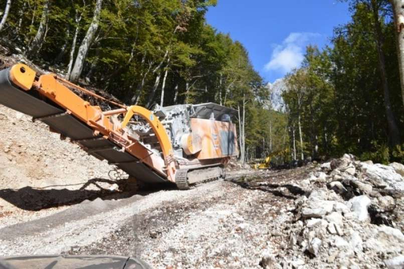 Dostop z mehanizacijo je zaradi terena zahteven