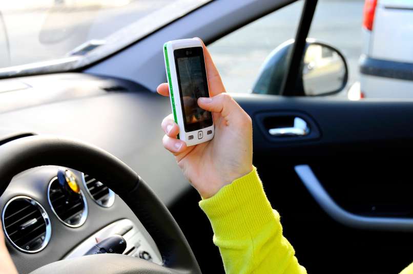 Klasična navigacija ali navigacijska aplikacija na telefonu