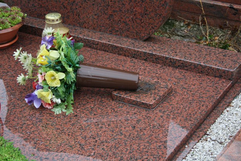 Na prvi pogled je na pokopališču vse po starem, ostro oko pa opazi, da na nekaterih grobovih nekaj m