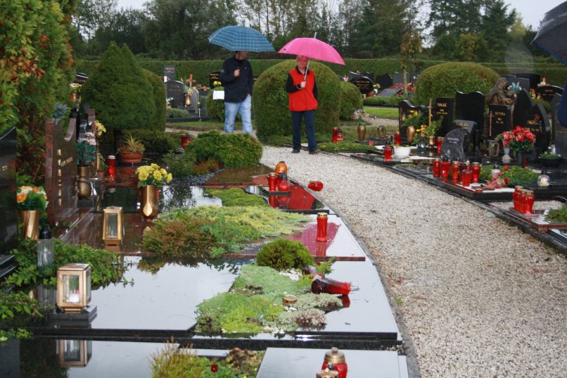 Včeraj so nekateri lastniki grobov že prišli pogledat, ali jim kaj manjka, policija poziva, naj stan