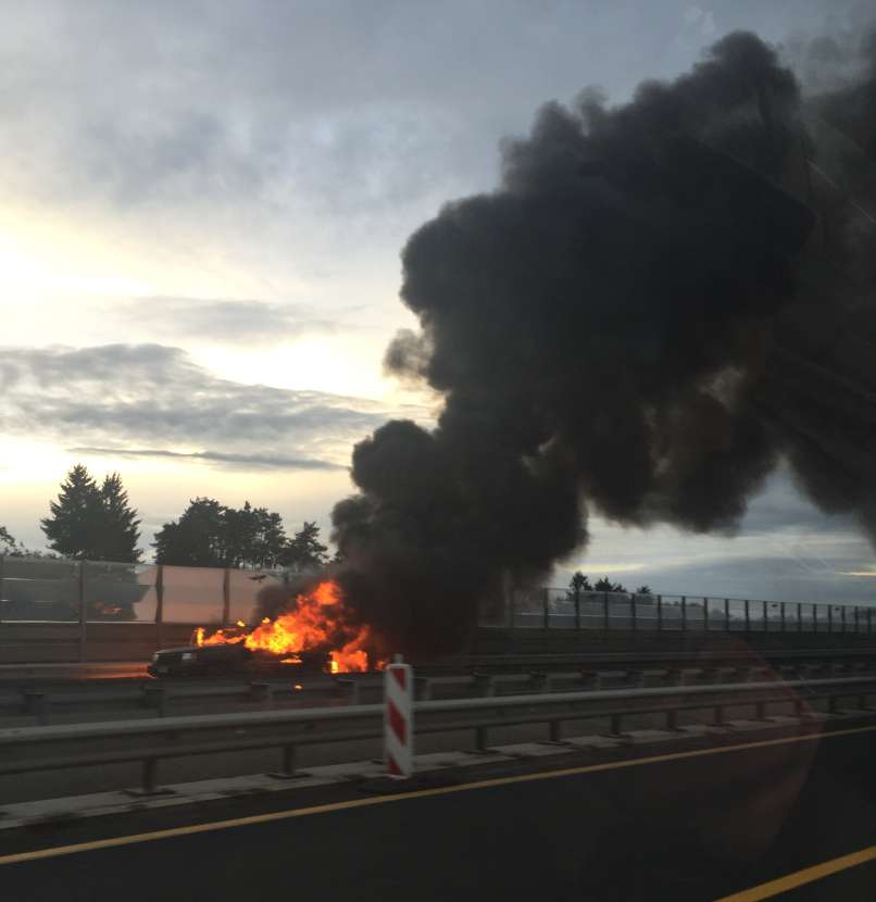 Goreče vozilo, Logatec, primorska avtocesta