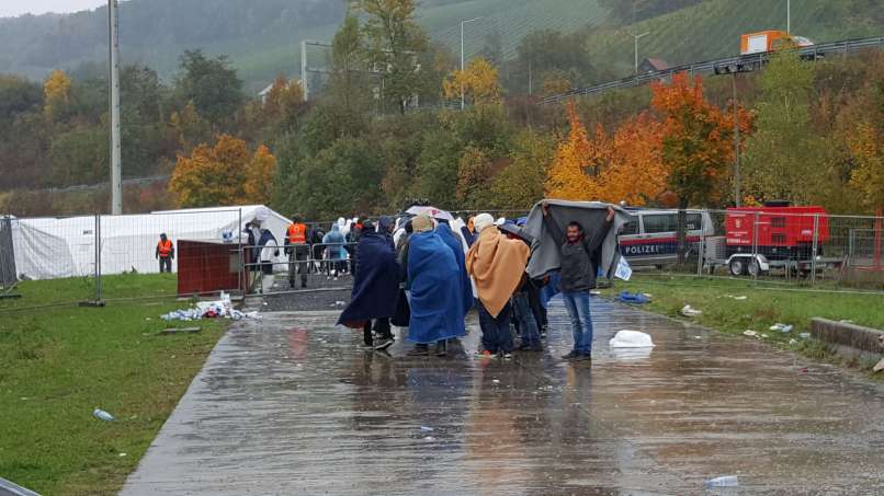 Begunci v Šentilju čakajo na prevoz