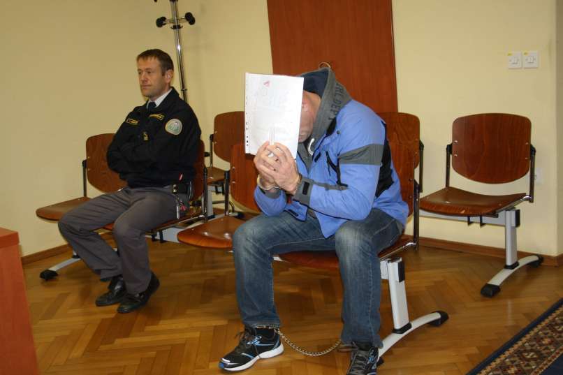 Na Dobu naj bi 43-letni Davor Fendre iz Šentjurja sojetnika Jožefa Kovača iz čistega maščevanja nape