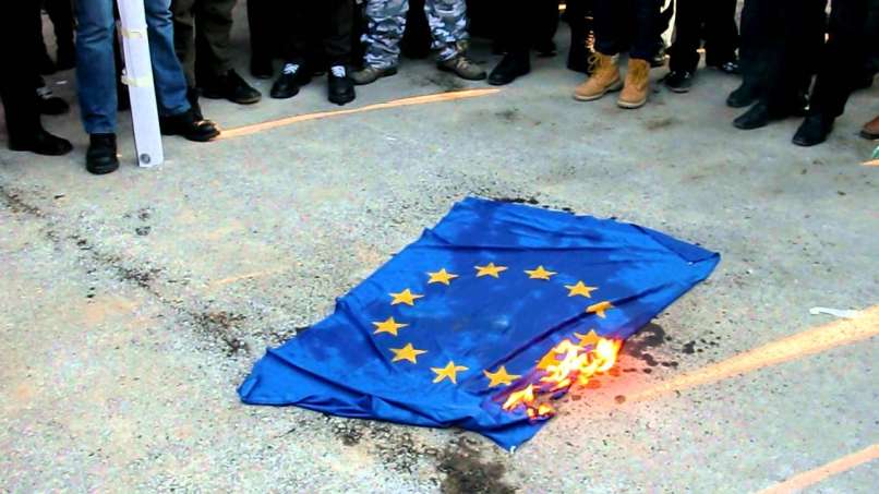 goreča zastava EU