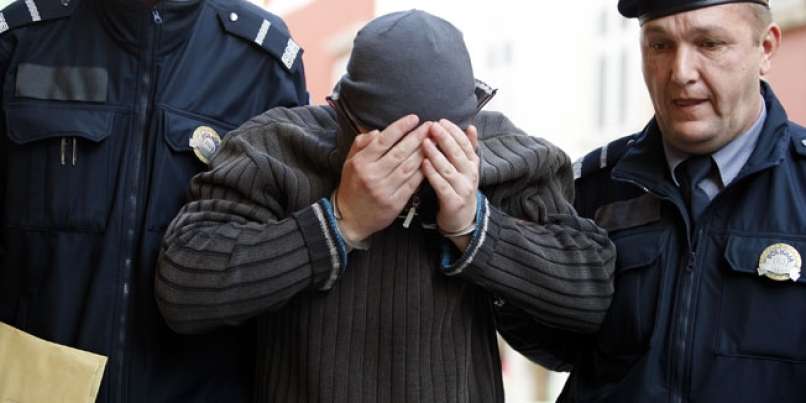 Hrvaški policisti in nadlegovalec