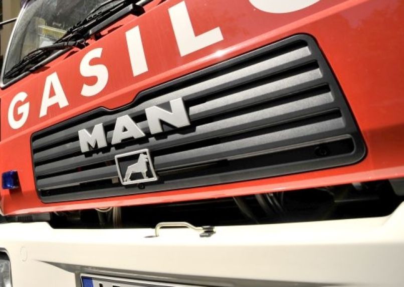 gasilski avto, gasilci