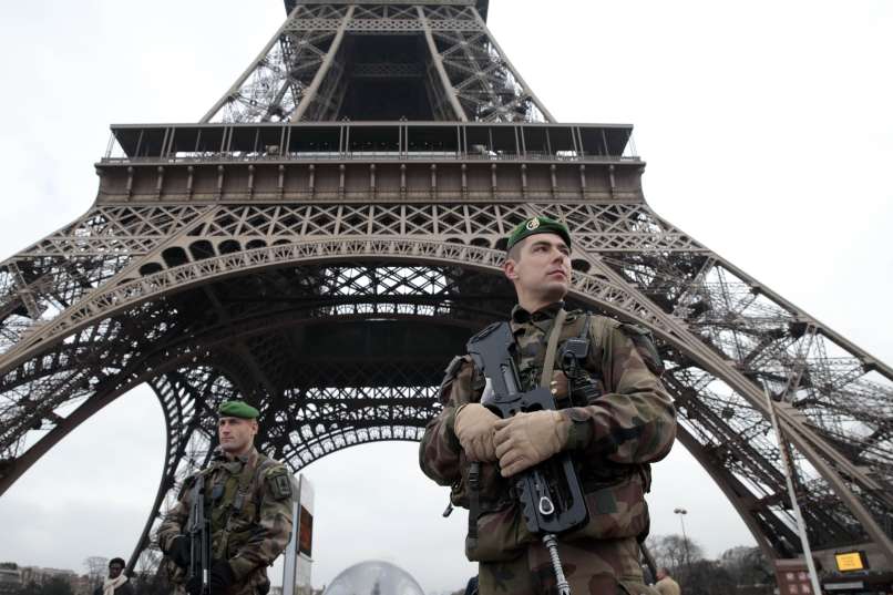 pariz francija vojska terorizem terorist (18)