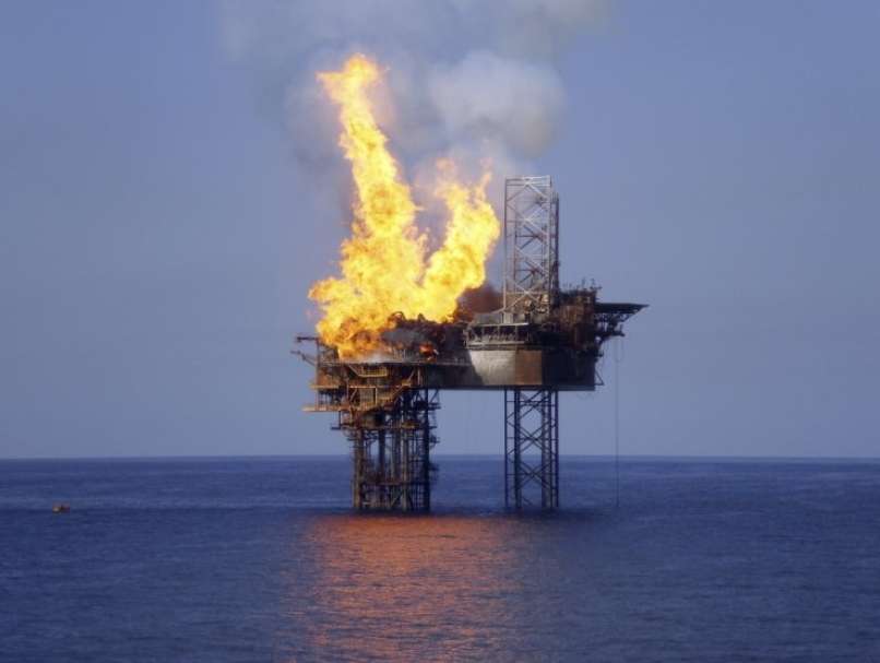 azerbaijan-oil-rig-fire