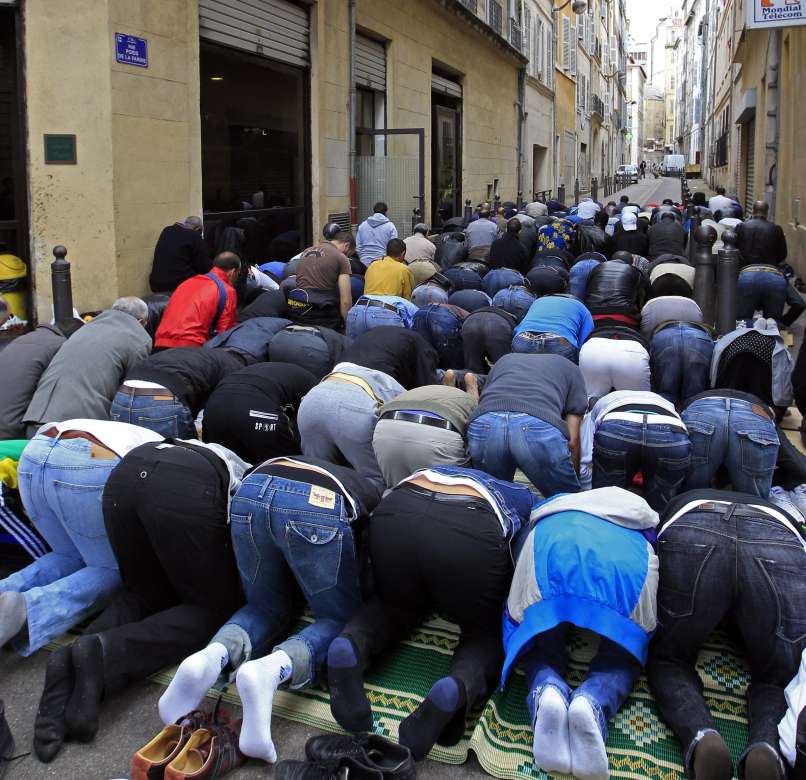 Muslimani molijo v Marseillu