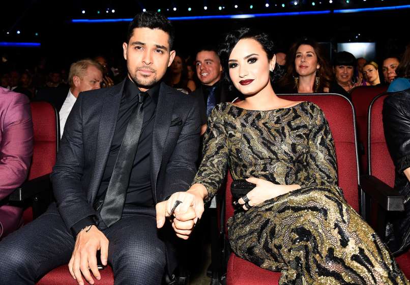 Demi-Lovato-Wilmer-Valderrama-Holding-Hands