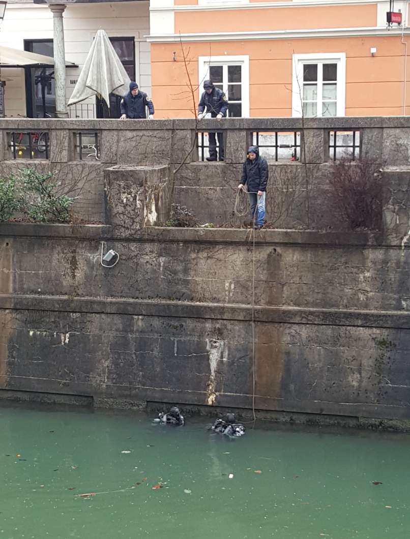 iskanje pištole v ljubljanici