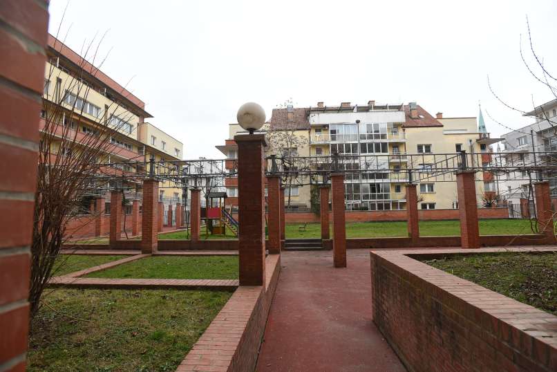 Atrij, Kotnikova 20