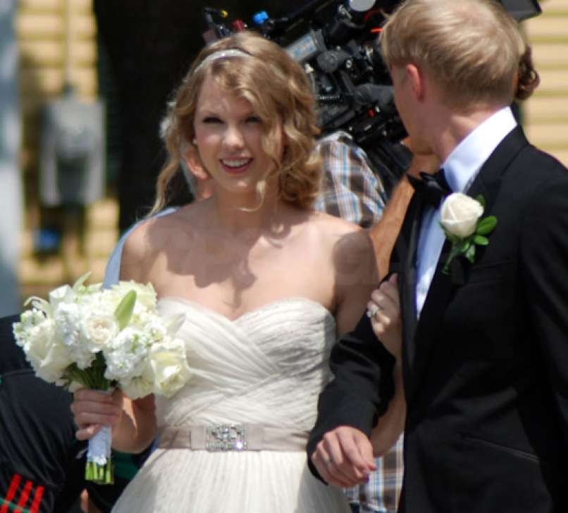 Pictures-Taylor-Swift-Filming-Video-Wedding-Dress