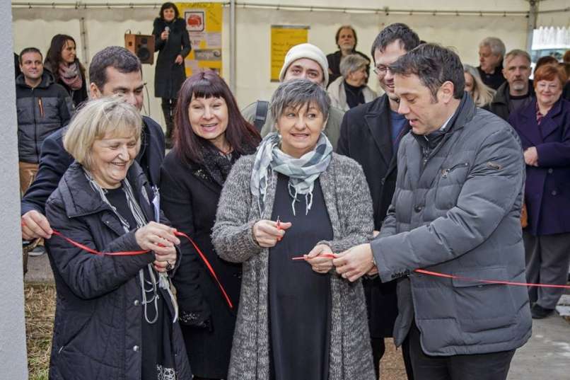 Slovesno rezanje traku