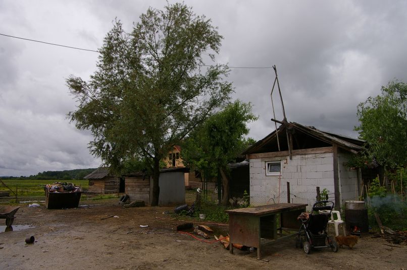 dobruška vas romi romsko naselje