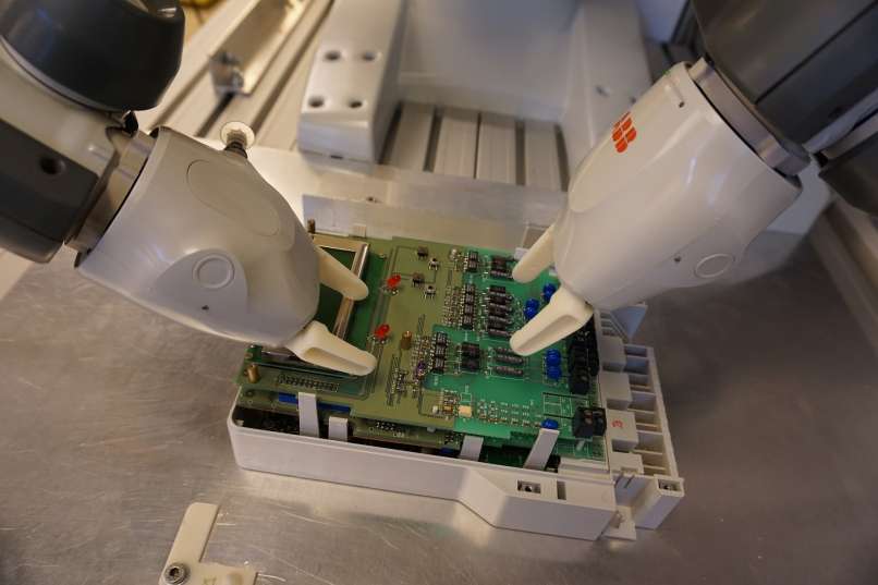 Robot YuMi (ABB) - sestavljanje elektricnega stevca