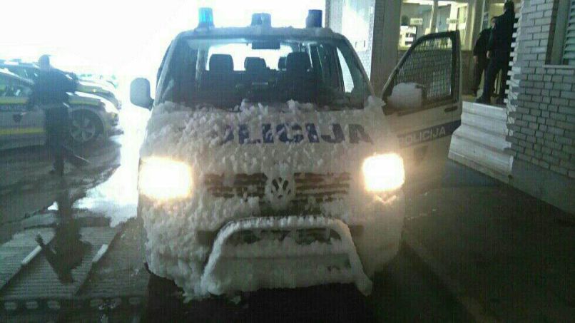 policijski avto, sneg