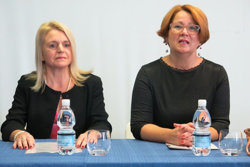 Nataša Fikfak na desni in njena pomočnica Dunja Savnik Winkler