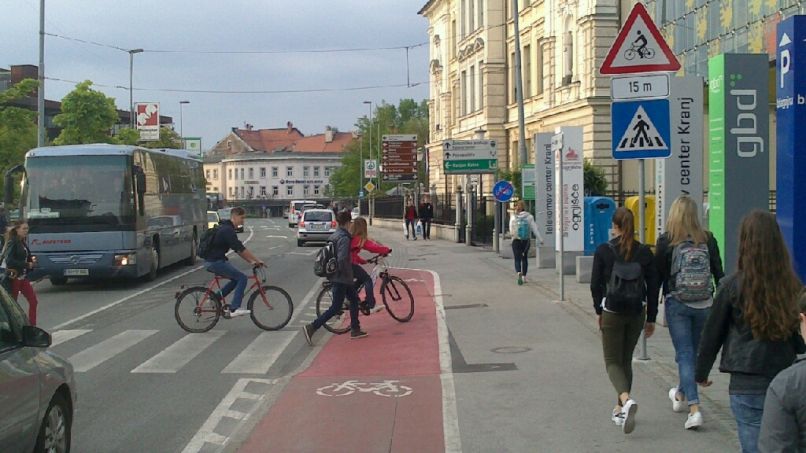 kolesar, pešci1