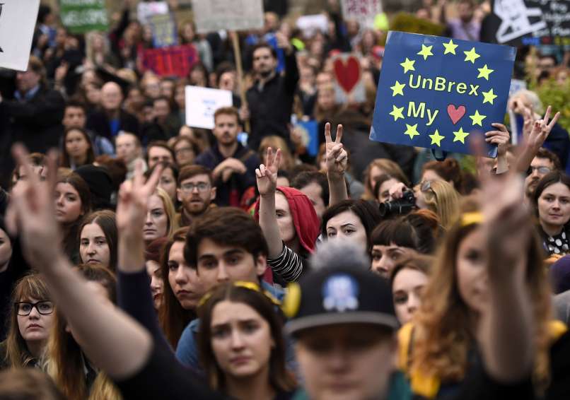 Mladi protestirajo Brexit