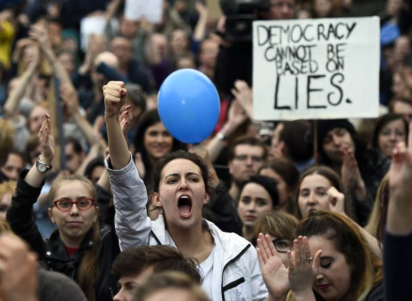 Parlament angleški mladi protestirajo