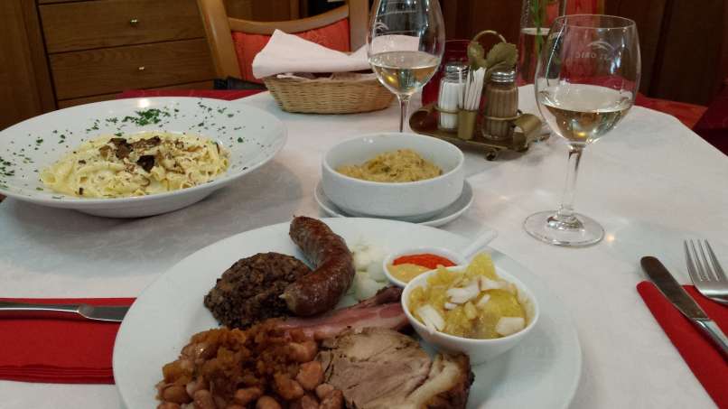 V sobi so ju pričakali klopi-2