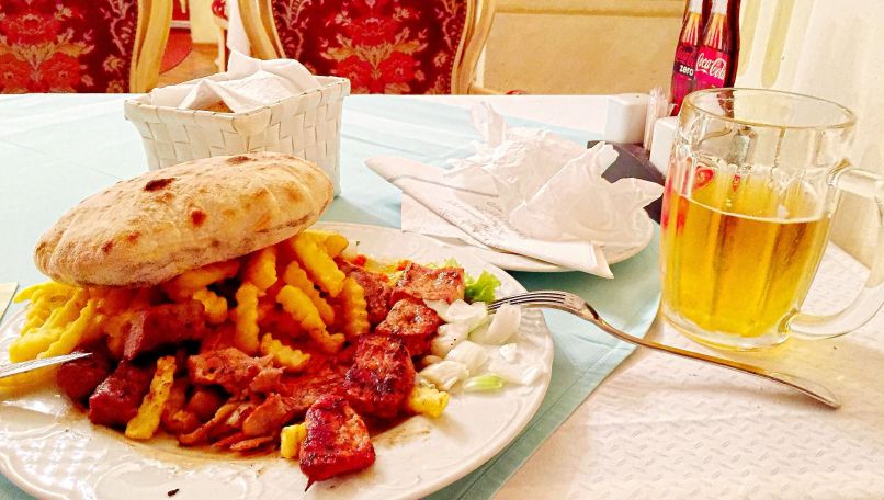 Hrana, ražnjiči in pomfri