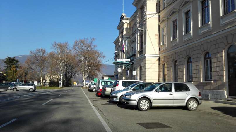 Če so parkirna mestna pred železniško postajo zasedena, vozniki parkirajo na trgu