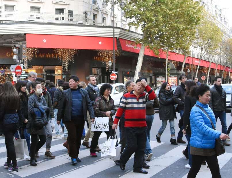kitajski turisti v Parizu nakupujejo