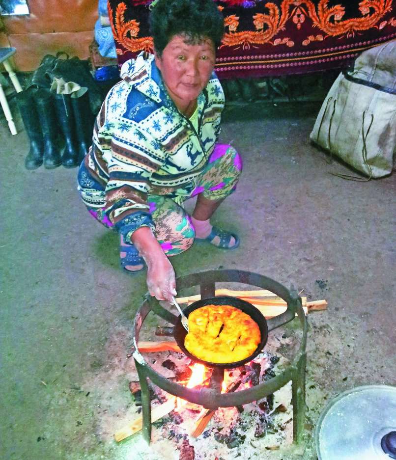 kucerla_Larisa na odprtem ognjišču peče lepjoške