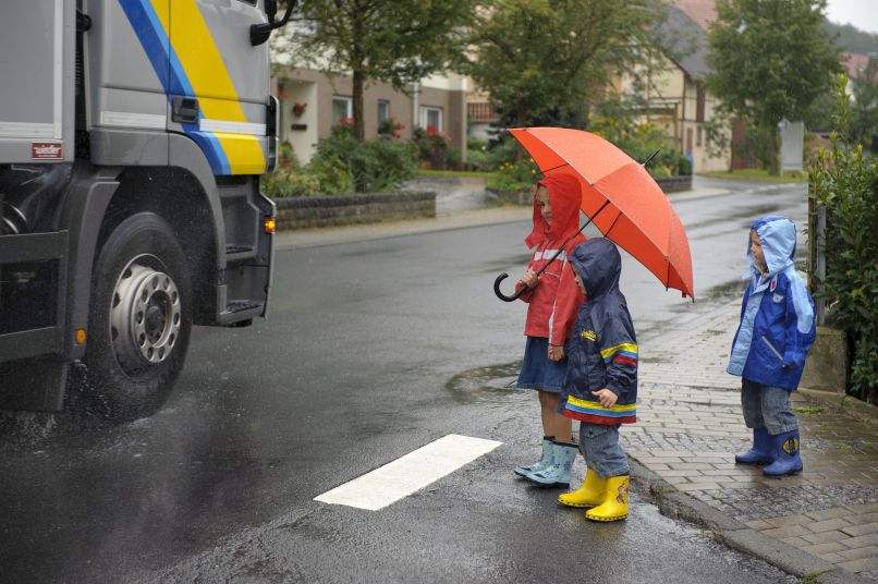 Otroci so pri igri zatavali na cesto