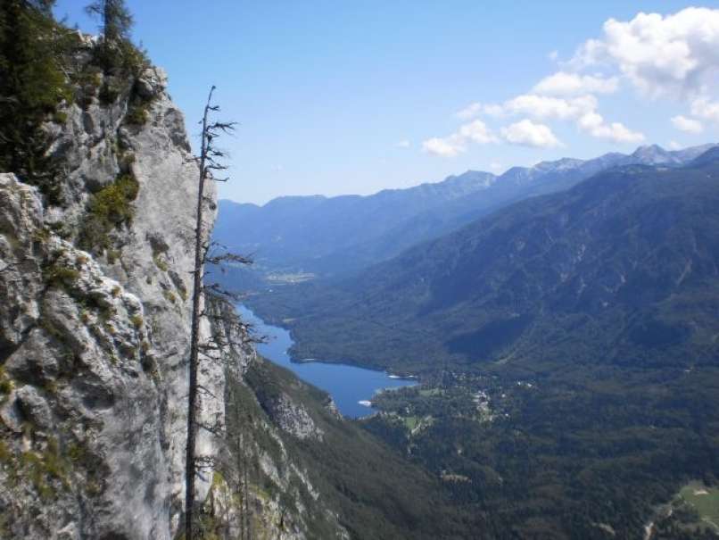 pogled-na-levo-komarca-in-bohinjsko-jezero